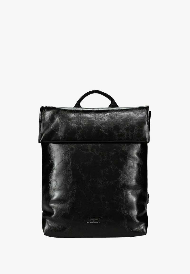 Sac à dos en cuir noir avec un design structuré, rabat supérieur et une poignée sur le dessus. Texture lisse avec un motif subtil et un logo à l'avant.
