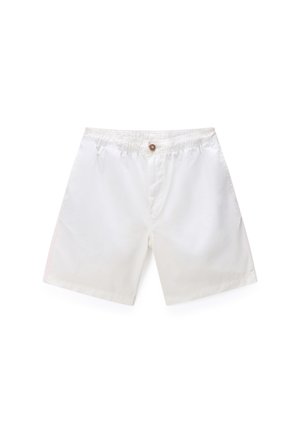 Pantalones cortos blancos hasta la rodilla con cinturilla elástica y un solo botón marrón en el centro delantero, colocados planos sobre un fondo blanco.