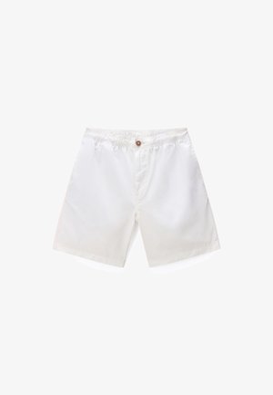 Witte knielange shorts met elastische tailleband en één bruine knoop middenvoor, plat gelegd op een witte achtergrond.