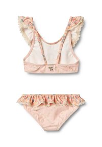 Różowy bikini w kwiaty z falbankowym topem z koronkowymi akcentami oraz dopasowanym dołem z falbankowym pasem; materiał ma miękką teksturę.