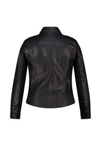 Veste en cuir noir avec des coutures ajustées, un ourlet matelassé, des manches longues et un col classique, vue de dos sur fond blanc.