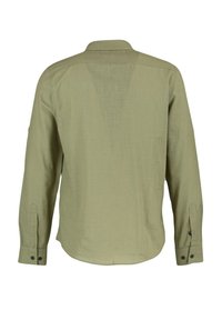Chemise vert olive à manches longues avec poignets boutonnés, vue de dos sur fond blanc.