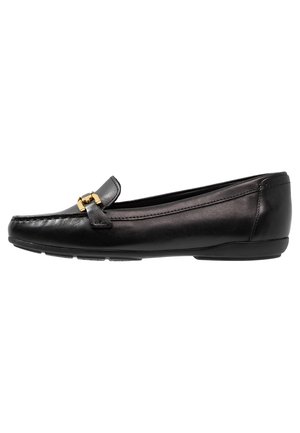 Schwarze Leder Slipper mit abgerundetem Zeh, versehen mit einem goldfarbenen Akzentdetail auf dem Obermaterial. Glatte Textur und flaches Design.
