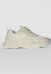 Beżowe sneakersy z siateczkowej i syntetycznej cholewki, okrągłym noskiem, teksturowanymi akcentami oraz grubą, wyściełaną podeszwą z wzorem bieżnika.