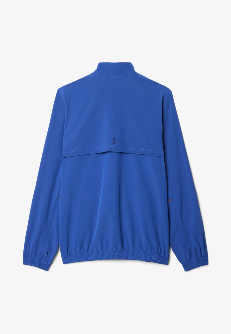 Blaue Jacke mit langen Ärmeln, elastischen Bündchen und Saum, hohem Kragen und einem horizontalen Belüftungsstoff auf dem oberen Rücken.