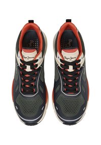 Tumedrohelised vabaajajalatsid, ülaosas võrk- ja sünteetmaterjal; oranžid aktsendid ja mustad paelad; polsterdatud tald, millel logo kurgul ja küljel.