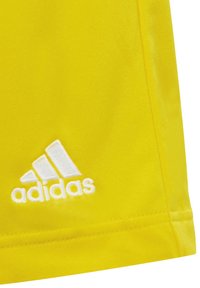 Geel sportieve shorts gemaakt van een gladde stof, met een wit geborduurd Adidas-logo aan de onderzijde aan de linkerkant.