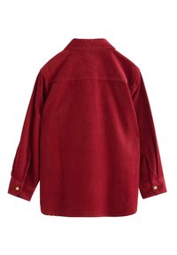 Dybrød corduroy skjorte med lange ærmer, knaplukning ved manchetterne, spredt krave og skulderdetalje på ryggen.