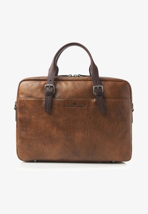 Braune Ledertasche mit dunkelbraunen Lederriemen und metallischen Schnallen. Sie besitzt eine glatte Oberfläche und eine minimale Markenkennzeichnung auf der Vorderseite.