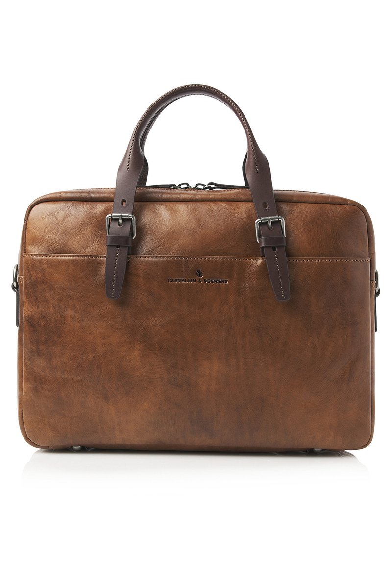 Braune Ledertasche mit dunkelbraunen Lederriemen und metallischen Schnallen. Sie besitzt eine glatte Oberfläche und eine minimale Markenkennzeichnung auf der Vorderseite.