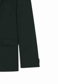 Dunkelgrüner Blazer mit glatter Textur, einer einzigen Tasche und Ärmeldetails mit Knöpfen und kontrastierendem Stich. 