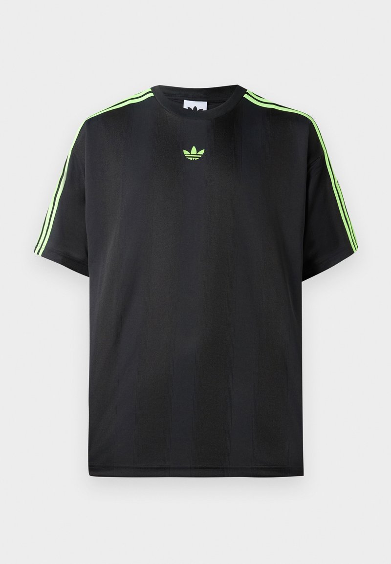 Camiseta negra de tejido suave con cuello redondo, que presenta tres rayas verdes en los hombros y un pequeño logo verde en el pecho.