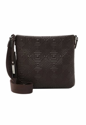 Brun quiltet crossbody taske med geometrisk diamantmønster, justerbar rem og detaljer i sølv hardware. Har en glat lædertekstur.