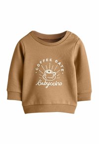 Brązowa dziecięca bluza z prążkowanymi mankietami i dekoltem, zatrzaskami na ramieniu oraz białym napisem "Coffee Date Babyccino" z grafiką filiżanki kawy.