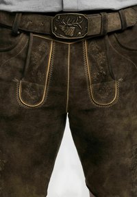 Braune Wildleder-Lederhosen mit dekorativer Stickerei und kontrastierender Naht; ausgestattet mit einer Metall-Gürtelspange mit Hirschdesign.