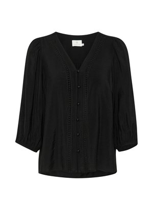 Sort bluse med V-hals, trekvartærmer og en række knapper. Har struktureret kant langs halsudskæringen og knapstolpen.