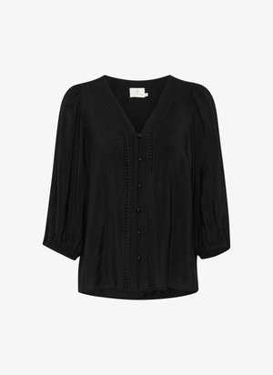Sort bluse med V-hals, trekvartærmer og en række knapper. Har struktureret kant langs halsudskæringen og knapstolpen.