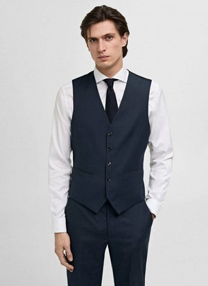 Gilet bleu marine au design ajusté, comportant six boutons et deux poches avant, porté sur une chemise blanche et complété par une cravate noire.