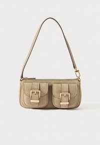 Bež kožna torba s zlatnim hardverom, dva prednja džepa s preklopom i tankim podesivim remenom. Glatka tekstura s oblikom koji drži strukturu.