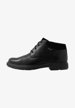 Clarks UN TREAD UPGTX - Schnürstiefelette - black