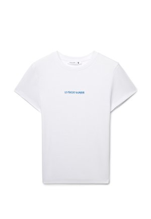 T-shirt bianca a maniche corte con scollo tondo, con piccolo testo blu "LO FACCIO DOMANI" al centro del petto, taglia piccola.