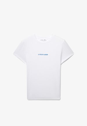 T-shirt bianca a maniche corte con scollo tondo, con piccolo testo blu "LO FACCIO DOMANI" al centro del petto, taglia piccola.
