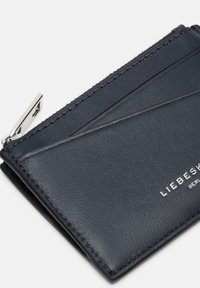 Marineblaues Lederportemonnaie mit silberner Hardware, ausgestattet mit mehreren Kartenfächern und einem Reißverschluss. Strukturierte Oberfläche mit sorgfältigen Nahtdetails.