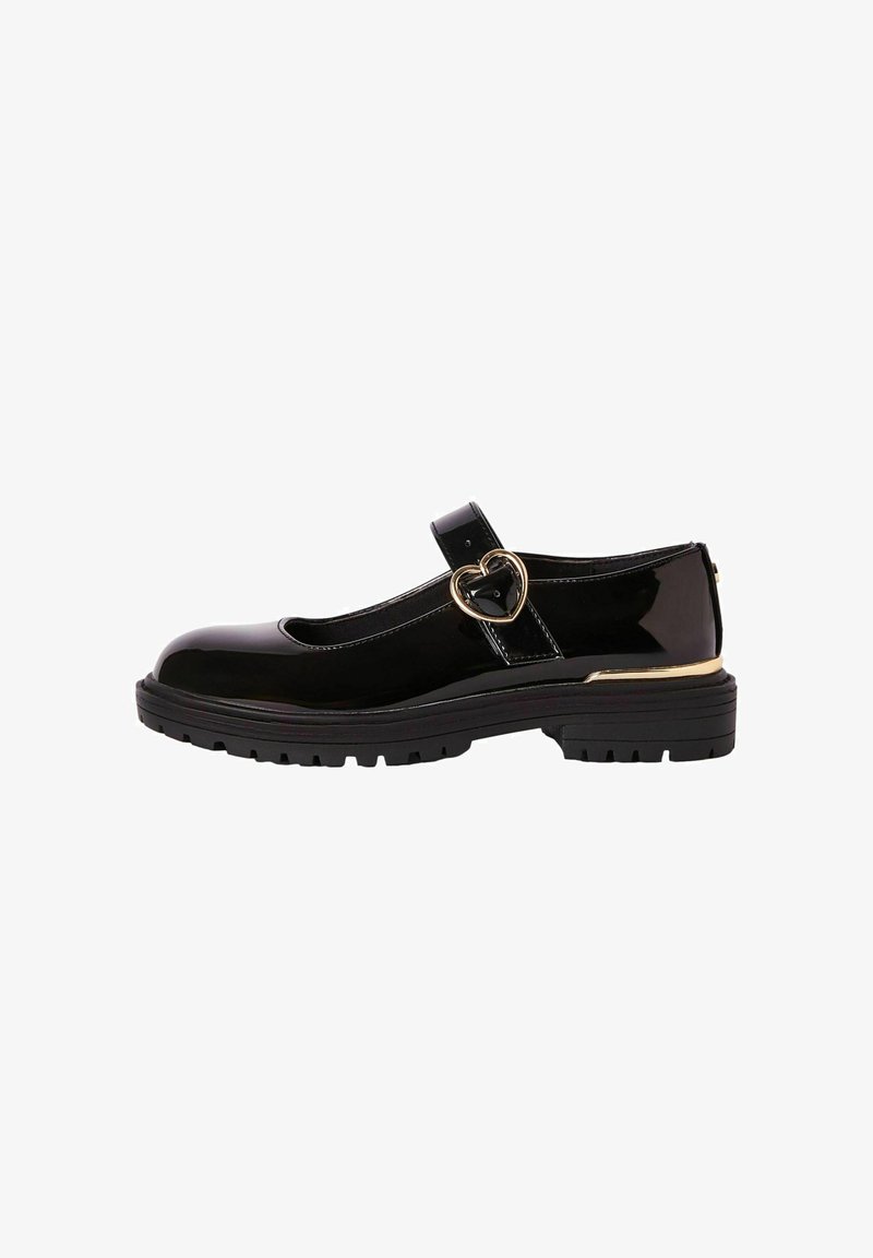 Zapato Mary Jane de charol negro con punta redondeada, hebilla en forma de corazón y suela de goma gruesa. Cuenta con una sola correa a través del empeine.