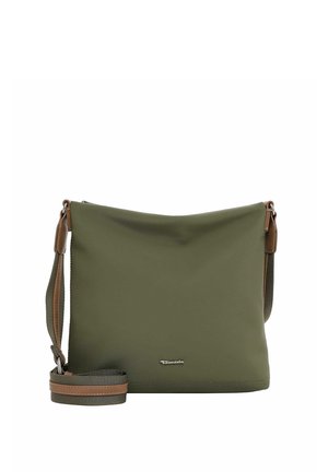 Oliwkowo-zielona torebka na ramię z regulowanym paskiem, zdobiona brązowymi akcentami oraz małym metalowym logo marki na dole pośrodku.