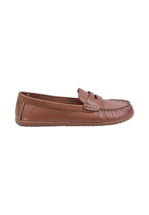 Mocassin en cuir marron avec des détails cousus et une semelle en caoutchouc, conçu pour un usage décontracté ou semi-formel.