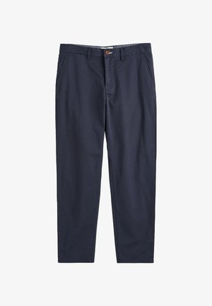 Chino blu navy in cotone, con design a gamba dritta, tasche frontali e chiusura con bottone, con un logo discreto sulla vita.