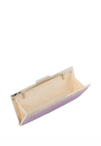 Sølvmetallspænde clutch med en tekstureret overflade, der har lilla og lyserøde perler. Blød beige inderside. Åben visning viser designet.