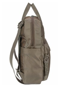 Bolso de hombro de tela marrón con superficie texturizada, cierre con cremallera, correa ajustable y bolsillo lateral. Presenta una etiqueta con el logo "INDAR".