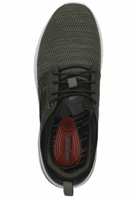 Zapatillas de deporte verde oliva con parte superior de malla, cordones negros y suela blanca; presentan una plantilla acolchada y una lengüeta para facilitar el calzado.