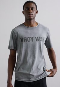 Helmut Lang NEW YORK TEE GARMENT - Trükipildiga T-särk - gunmetal