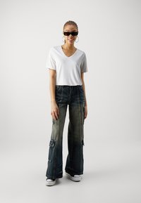 ONLY ONLELISE V-NECK - T-shirt basic - moonbeam
