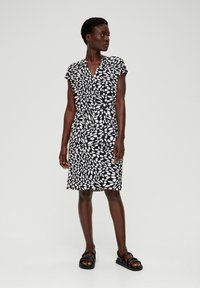 s.Oliver BLACK LABEL MIT BINDEGÜRTEL - Robe de jour - schwarz