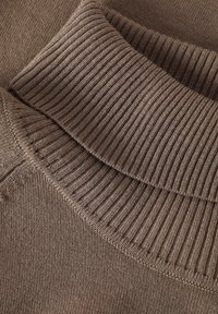 Brązowy sweter dzianinowy z prążkowanym kołnierzem i gładką fakturą. Szczegóły obejmują złożony kołnierz oraz płaskie szwy, podkreślające miękką tkaninę.