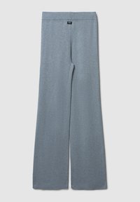 Pantalons gris à jambes larges en tissu doux, dotés d'une taille côtelée, avec une finition soignée et sans matériel ni motifs visibles.