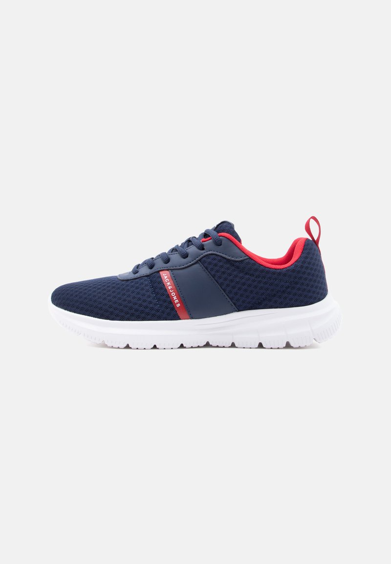 Scarpa da ginnastica atletica blu navy con fodera rossa, suola bianca, tomaia in mesh, chiusura con lacci e etichetta "Jack & Jones" sul lato.