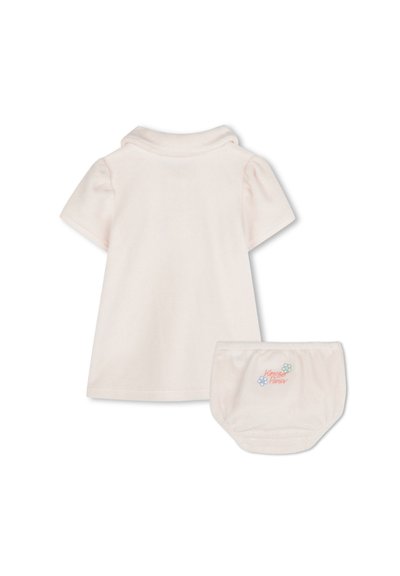 Robe en coton rose clair avec des manches courtes et un col, accompagnée de culottes assorties ornées de broderies florales dans des couleurs pastel.