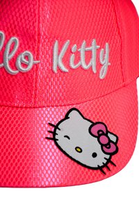 Jasnoróżowa czapka wykonana z teksturowanego materiału, z wyszytym logo "Hello Kitty" oraz kolorową grafiką kota z różową kokardą.