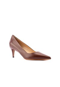 Décolleté in pelle marrone con punta affusolata e tacco a cono di 5 cm. Texture liscia, design minimalista e rivestimento interno color tan.