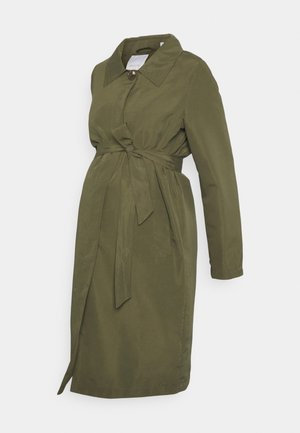 Manteau de maternité vert olive avec col, boutons à l'avant et ceinture nouée à la taille. Dispose de manches longues et d'une silhouette droite.