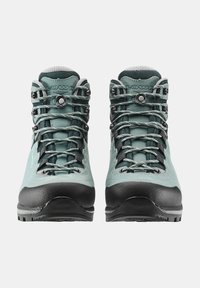 Buty do wędrówek z jasnoniebieską skórzaną cholewką, czarną gumową podeszwą, wzmocnionym czubkiem i szarymi sznurowadłami z metalowymi hakami dla pewnego dopasowania.