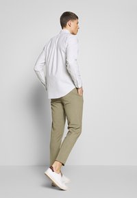 Lindbergh CLUB PANTS - Chinos - army