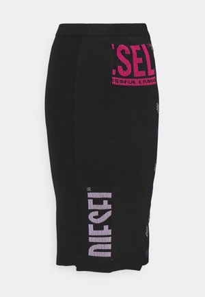 Falda negra hasta la rodilla con cintura elástica y texto enérgico en rosa y blanco de la marca Diesel en los paneles laterales.