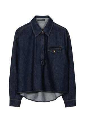 Dunkelblaues Jeanshemd mit spitzem Kragen, vorderer Knopfleiste, aufgesetzter Brusttasche und leicht abgerundetem Saum. Kontrastierende Steppnähte.