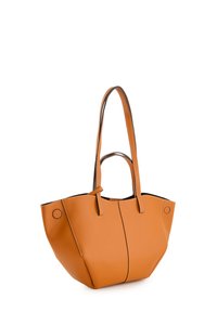 Sac fourre-tout en cuir orange avec une forme structurée, deux longues poignées, des coutures de finition et des détails en matériel circulaire.