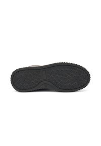 Suela de zapato de goma negra con superficie texturizada, que presenta un patrón de diamante elevado y un borde redondeado. Sin logotipo de marca visible ni detalles.